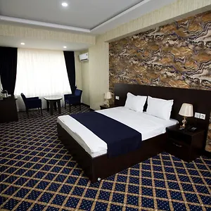 kristal-inn-hotel.aboutbakuhotels.com/